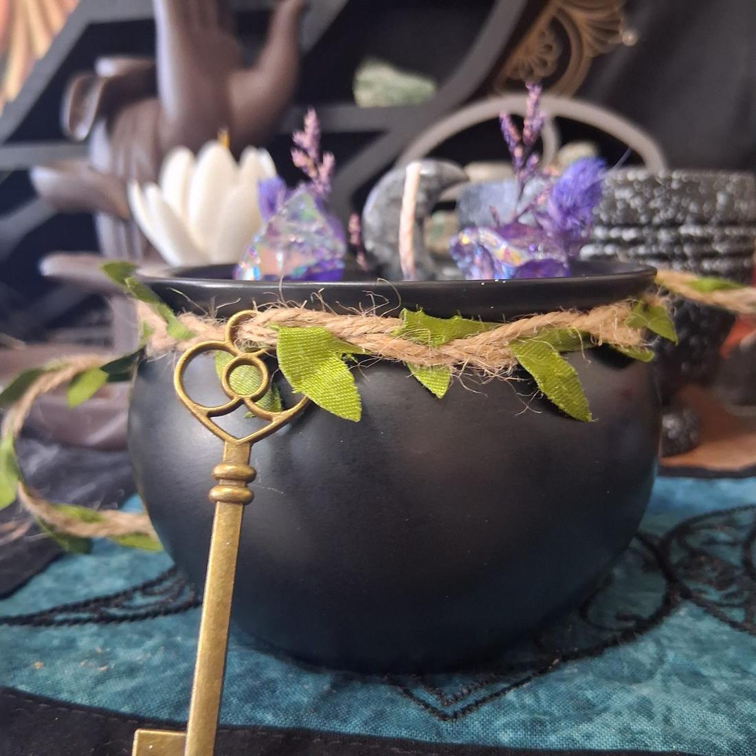 Hekate's Torch-Bearer's Hearth Cauldron | 18.62 oz Devotional Crystal Candle — photo 1