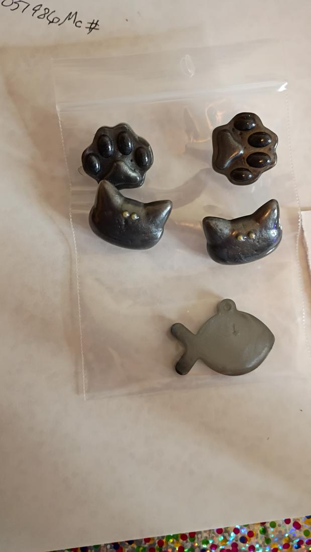 Gray kitty paws and kitty face set — photo 1